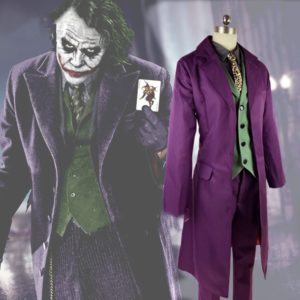 Déguisement du Joker dans DC Comics. Le déguisement contient une veste violette, un pantalon violet ainsi qu'un gilet vert, une cravatte et une chemise violette.