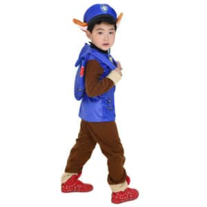 Petit garçon brun debout portant la costume de Chase dans Pat-Patrouille, composé d'une tenue bleue et marron, d'un sac à dos et d'une casqette