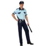 Déguisement pour Adultes Policier, complet avec accessoires, porté par un homme.