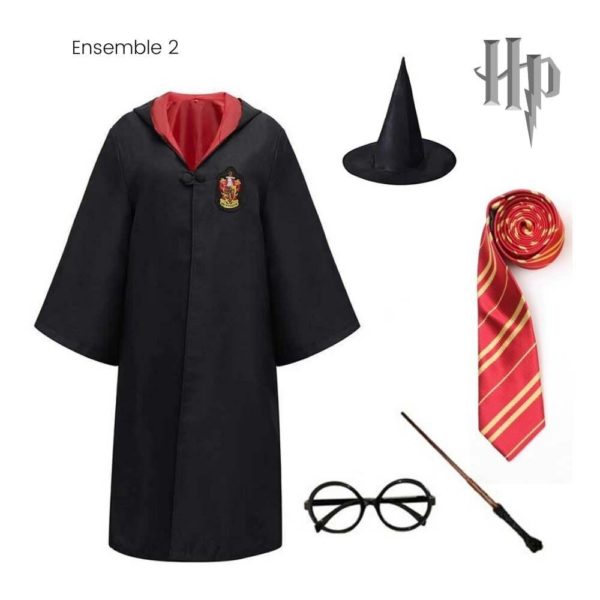 Déguisement Harry Potter Gyffondor Adulte. Le déguisement contient une cape aux couleurs de rouge de Gryffondor, une baguette magique, une cravatte rouge, une paire de lunette ainsi qu'un chapeau pointu.