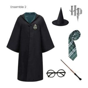 Déguisement Harry Potter Serpentard Adulte. Le déguisement contient une cape aux couleurs de verte de Serpentard, une baguette magique, une cravatte verte, une paire de lunette ainsi qu'un chapeau pointu.