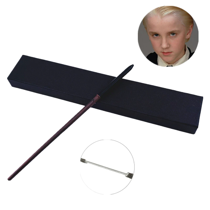 Baguette noire en bois du personnage Drago, avec sa photo en haut à droite de l'image