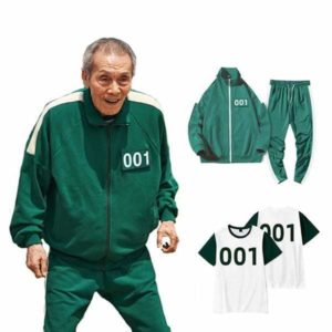 Déguisement du Joueur 001 de Squid Game. Il est composé d'un jogging vert, une veste de jogging verte avec le numéro 001 desus. Un t-shirt blanc avec les manches noires et le numéro 001 dessus.
