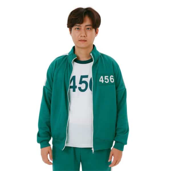 Homme asiatique debout de face portant le déguisement du joueur 456 de squid game