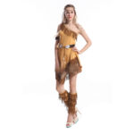 Femme debout portant le costume de Pocahontas, avec une jambe et un bras plié