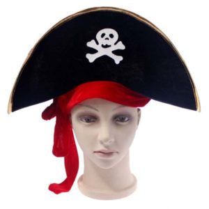 Chapeau de Pirate noir avec ruban rouge, sur une tête de mannequin, sur fond blanc.