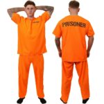 Homme debout de face et de dos, portant un costume de prisonnier orange