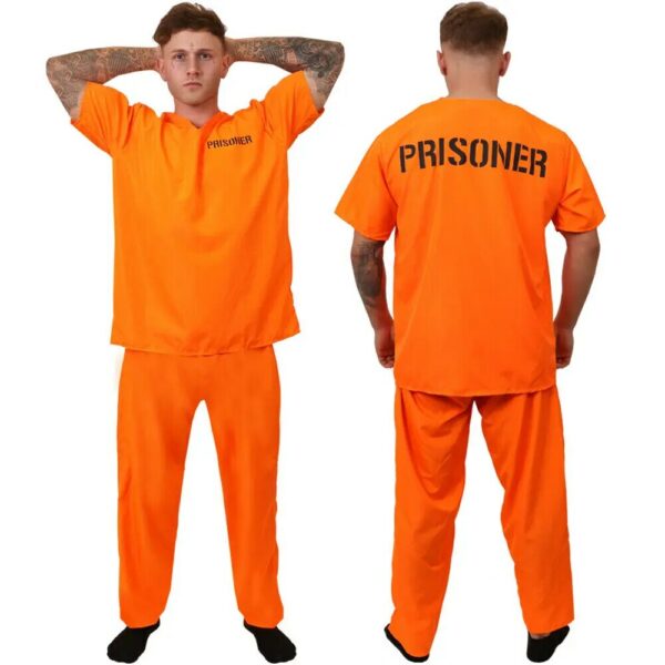 Homme debout de face et de dos, portant un costume de prisonnier orange
