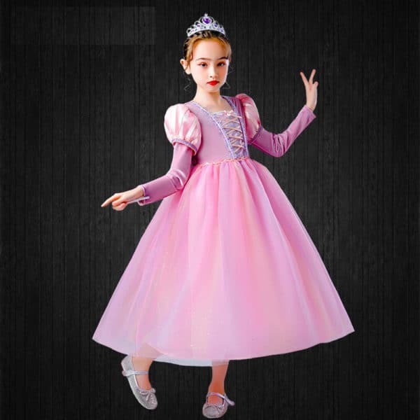 Petite fille portant la robe de princesse Raiponce rose faisant un pas de danse