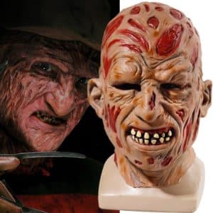 Masque de Freddy Krueger posé sur un mannequin tête, avec à gauche la photo du personnage