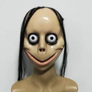 Masque Momo challenge avec de gros yeux, une large bouche et des cheveux longs