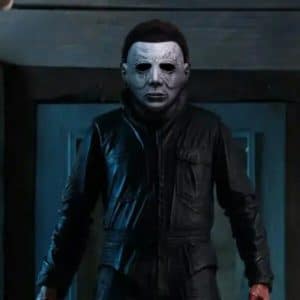 Homme debout habillé en noir portant le masque du film Michael Myers
