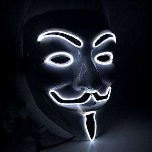Masque lumineux Anonymous posé sur un support dans le noir