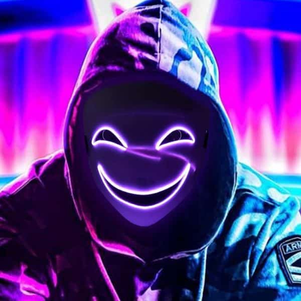 Masque à LED pour Halloween porté par un homme avec une capuche