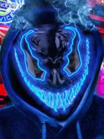 Masque de Venom à LED bleu porté par un homme avec une capuche