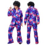 Homme qui porte un déguismeent disco avec pantalon évasé, de couleur bleu et rose, avec un perruque frisée brune, lhomme apparait 2 fois, une fois de face et l'autre de dos