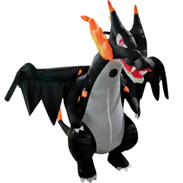 0-8d636d.jpeg Déguisement gonflable de dinosaure noir avec des détails orange sur la tête, le déguisement est intégral, et le dinosaure a des ailes