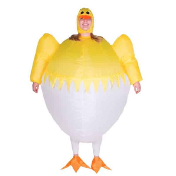 femme qui porte un costume de poussin , rond, jaune en haut et blanc en bas, avec des pates palmées orante et une sorte de bonnet pour faire la tête