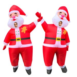 Un homme et une femme portent chacun un déguisement de père noel gonflable intégral et chacun levant la main vers l'autre
