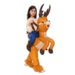 Petit fille qui porte un déguisement de cerf de Noel gonflable, qui donne l'illusion qu'elle le chevauche