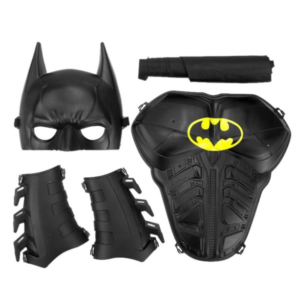 Présentation à plat du costume de batman pour enfants, avec un masque, une cape pliée, une plaque de poitrine, et 2 protections de poignets