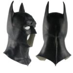2 masque intégral de batman en latex, exposés l'un à côté de l'autre l'un tourné à 3/4 et l'autre dont on e voit que la nuque