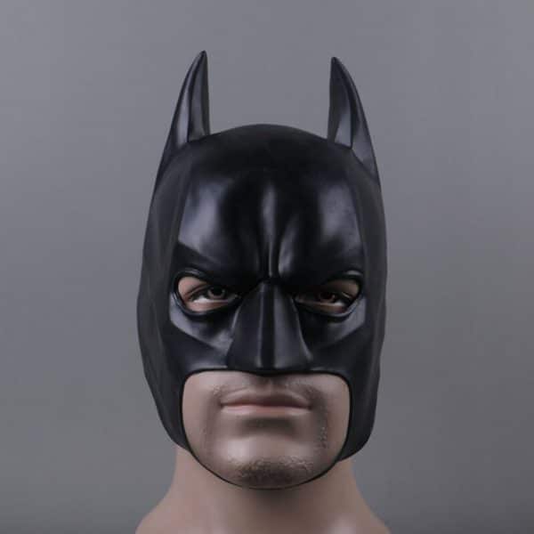 Tête de mannequin qui porte un masque en PVC de batman qui prend la moitié du visage