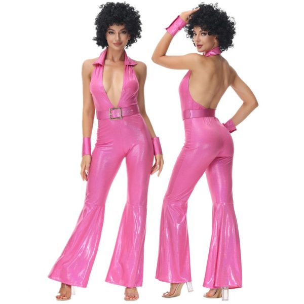Femme qui porte une tenue rose fluo disco avec décolleté échancré, deux images de cette femme sont côte à côte , l'une où elle est de face, l'autre où elle montre le dos à trois quarts