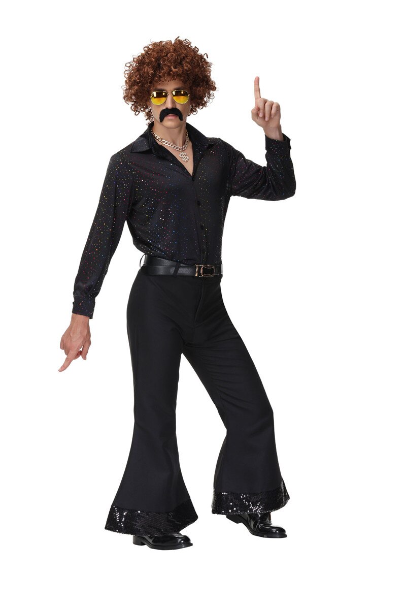 Homme qui porte un déguisement noir disco avec pantalon évasé, chemise, perruque et grosse moustache