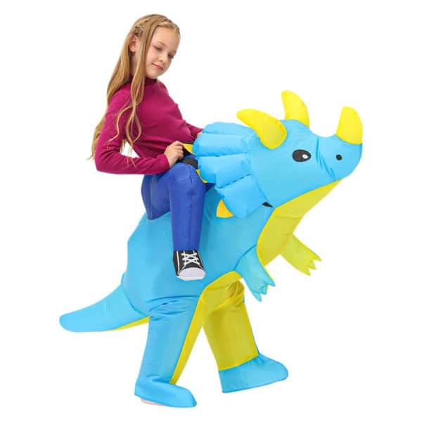 Déguisement gonflable pour enfant porté par une jeune fille blonde, il donne l'impression qu'elle chevauche un dinosaure bleu et jaune, elle porte un haut bordeaux