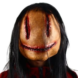 Masque d'Halloween représentant un personnage avec des yeux et une bouche ensanglanté et des cheveux longs noirs