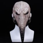 Masque en latex de la peste posé sur un mannequin tête blanc, sur fond noir