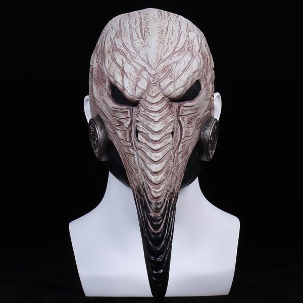 Masque en latex de la peste posé sur un mannequin tête blanc, sur fond noir