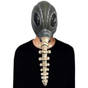 Masque le Sandman Morpheus porté par un homme debout avec un t-shirt noir