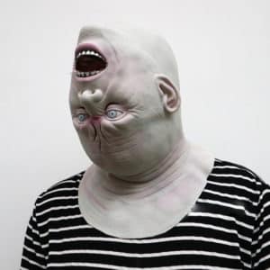 Masque de tête à l'envers de Zombie porté par un homme avec un t-shirt rayé noir et blanc légèrement de profil