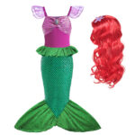 Déguisement Disney en princesse la petite Sirène Ariel composé d'une robe rose et vert ainsi qu'une perruque rouge