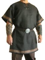 Déguisement tunique viking de couleur noir, avec une ceinture et des avant-bras.