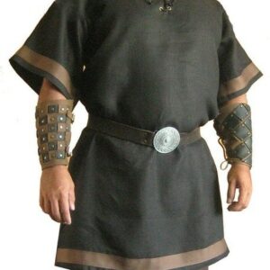 Déguisement tunique viking de couleur noir, avec une ceinture et des avant-bras.