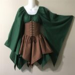 Déguisement Viking de couleur vert et marron composé d'un corset et d'un haut manche longue