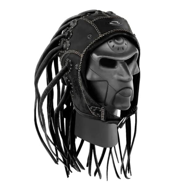 Masque halloween noir avec des lanières de cuirs pour cheveux porté par un mannequin noir