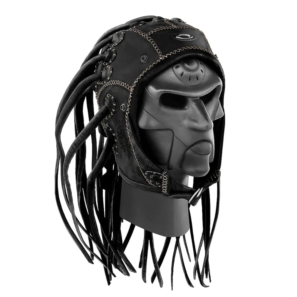 Masque halloween noir avec des lanières de cuirs pour cheveux porté par un mannequin noir