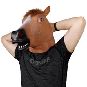 Masque Halloween en forme de tête de cheval de couleur marron porté par un homme avec un tee-shirt noir