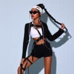 Déguisement Hip-Hop de couleur noir et blanc porté par une femme avec des lunettes de soleil noires et un bandeau sur la tête blanc se tenant la tresse dans la main