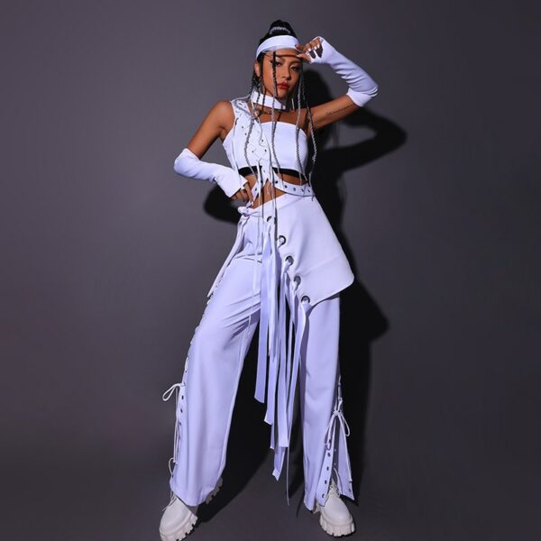 Déguisement blanc composé d'un haut et d'un bas porté par une femme avec des manches et des chaussures blanches