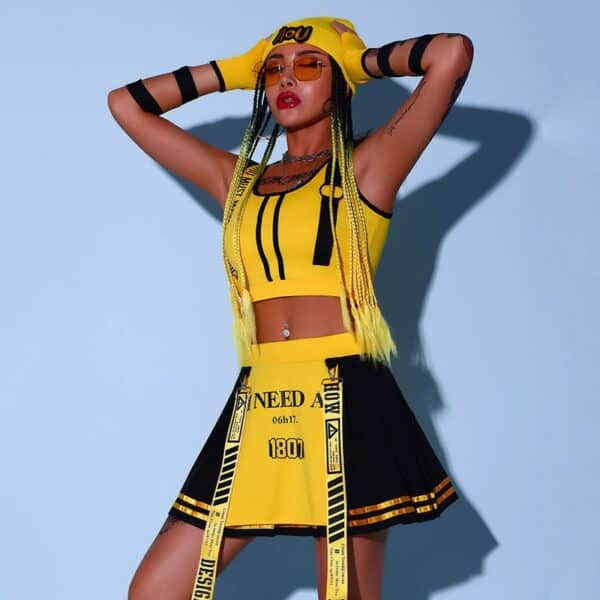 39873-bcfu6l.jpg Déguisement années 90 de couleur jaune et noir composé d'un top et une jupe porté par une femme avec un bonnet de couleur jaune