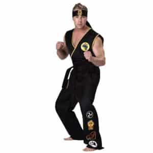 Déguisement karaté années 90 de couleur noir avec bandes jaunes, porté par un homme avec un bandeau noir et jaune