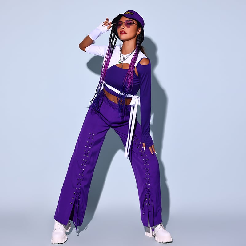 Déguisement Hip-Hop de couleur blanc et violet porté par une femme avec un bob violet et des baskets blanches