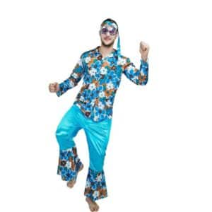 homme qui porte un déguisement style disco hippie à fleurs et bleu, avec un pantalon, une chemise et un bandeau fleuri, présenté sur fond blanc