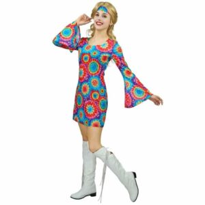 femme qui porte un déguisement une robe courte à couleurs flashy avec manches bouffantes et des bottes montantes blanches , présentée sur un fond blanc