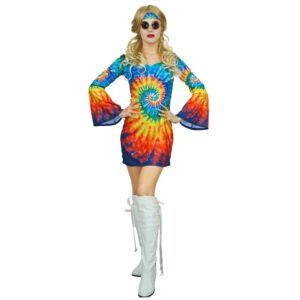 femme qui porte un déguisement, une robe courte avec une spirale aux couleurs flashy avec manches bouffantes et des bottes montantes blanches et elle porte aussi des lunettes de soleil , présentée sur un fond blanc